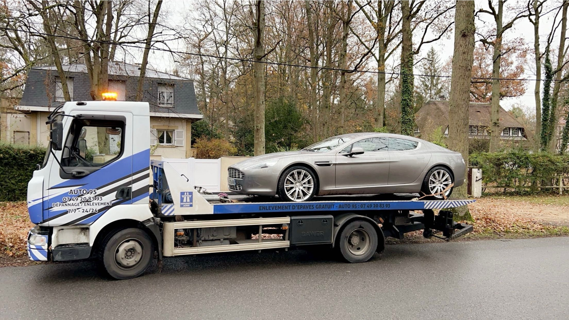 Depannage Auto 95 - camion plateau d'épaviste enlevant un véhicule à Bruyères-sur-Oise