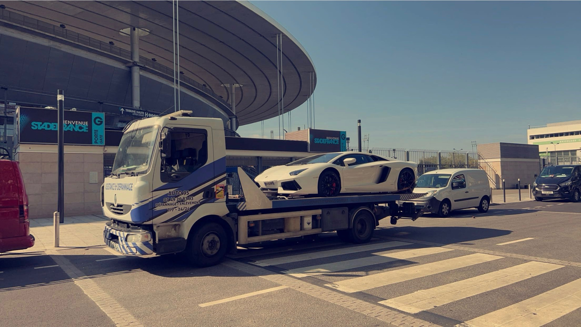 Transport d'une voiture de sport Lamborghini au Stade de France