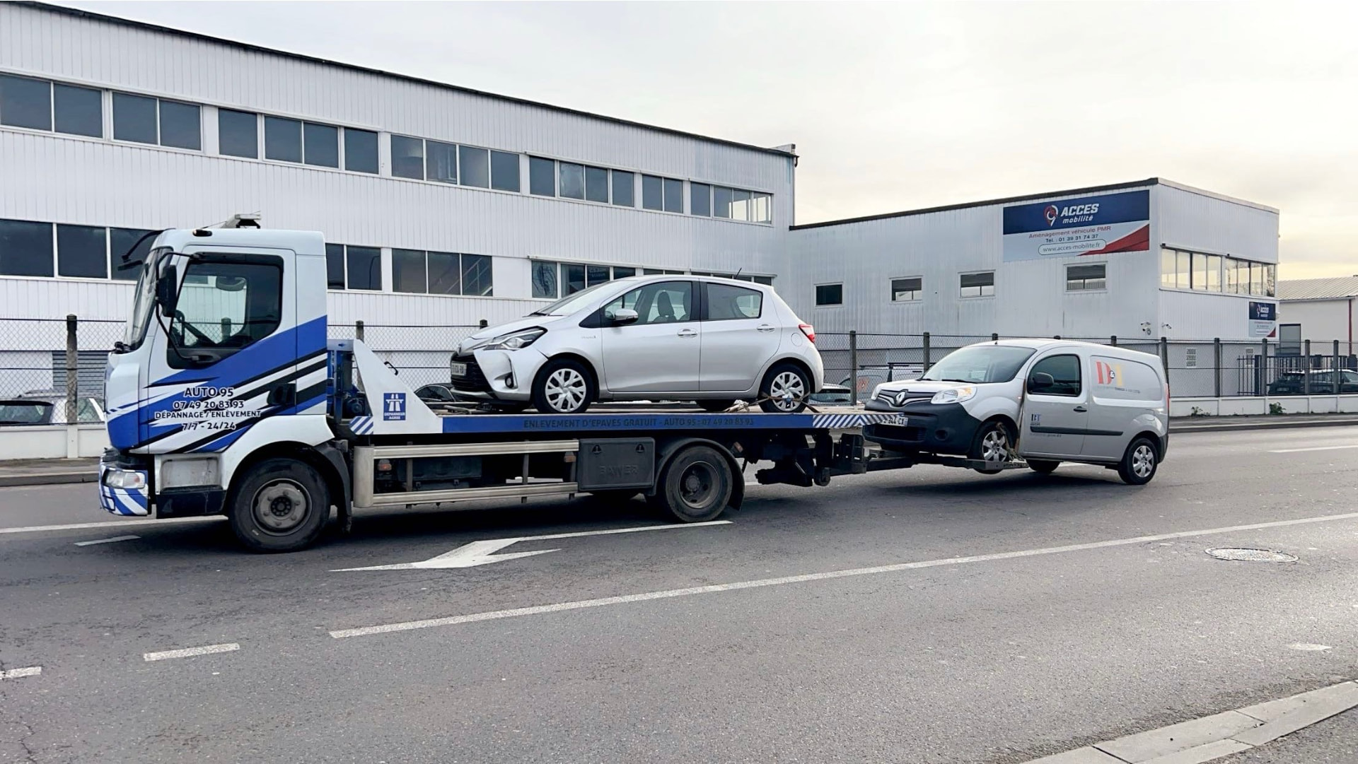 Dépannage d'une citadine chargée sur le camion plateau