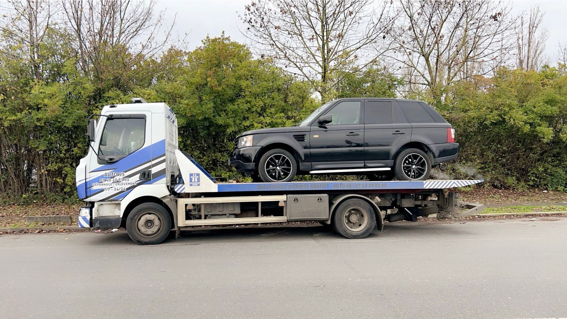 Remorquage d'un SUV 4x4 sur le plateau de Depannage Auto 95