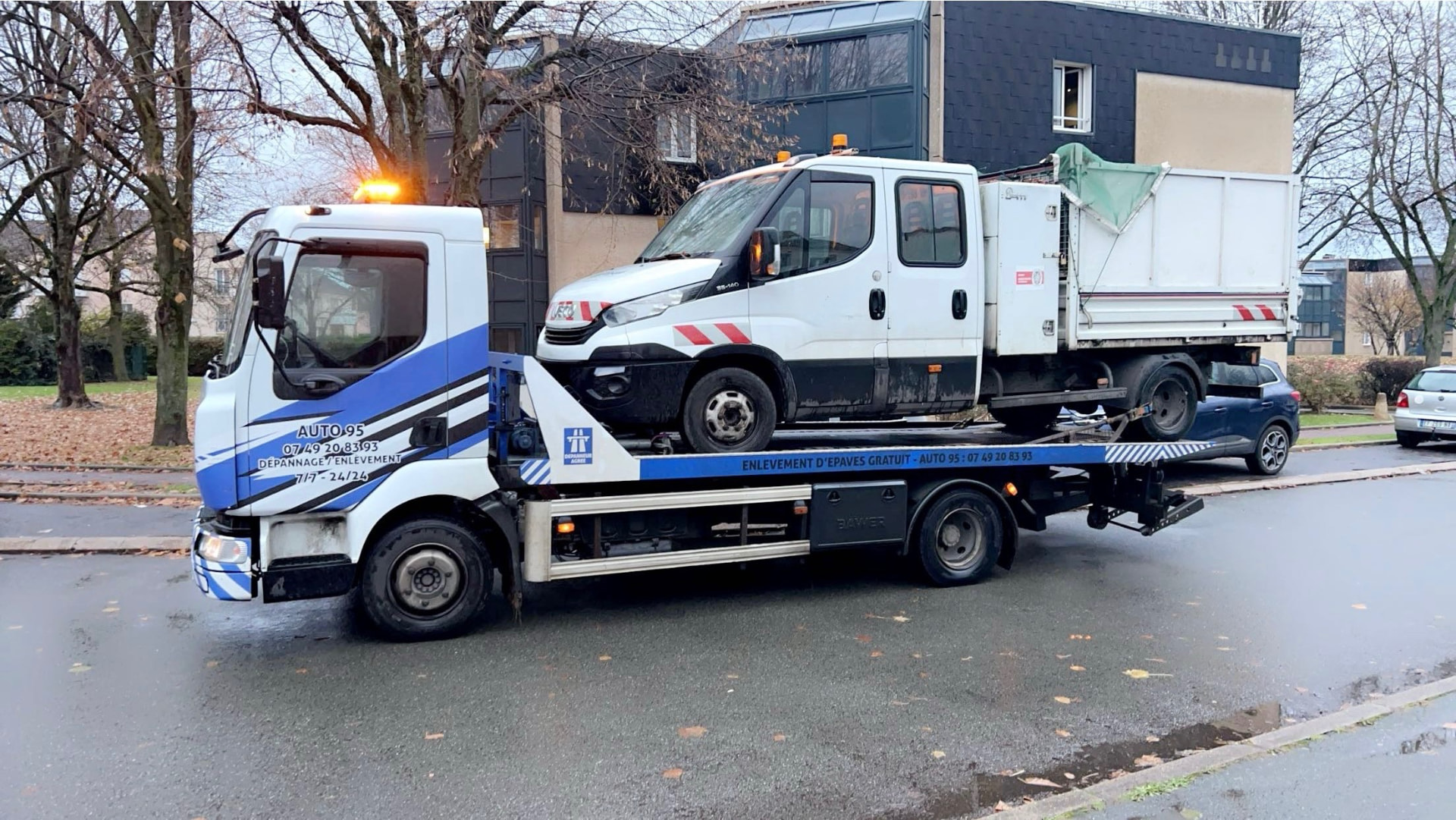 Camion plateau Depannage Auto 95 transportant un utilitaire en panne